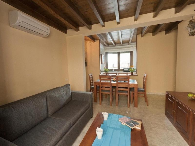 Mercader De Sedas Apartments *
